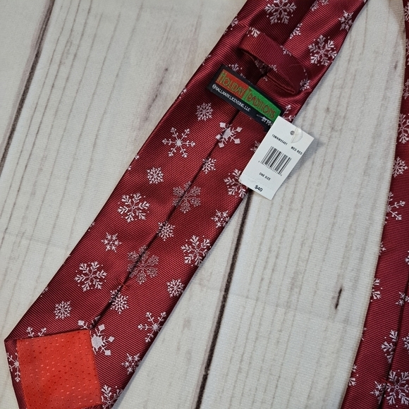 Holiday Traditions Snowflake Tie - Picture 5 of 6